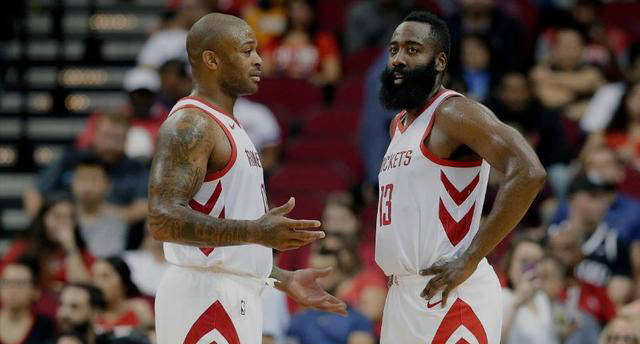 在过去快船与独行侠的两次交锋中,巴图姆的表现都是至关重要的.