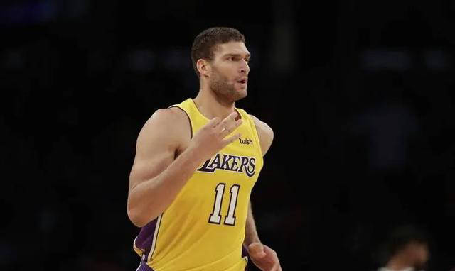 湖人队计划通过5换1交易方案追求米切尔