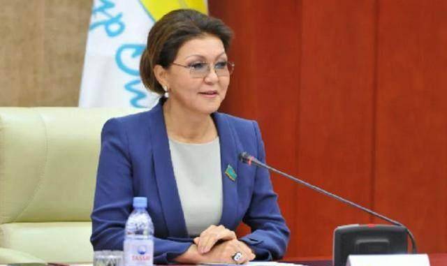 俄罗斯的兄弟国,总统在位27年,现在准备让女儿接班