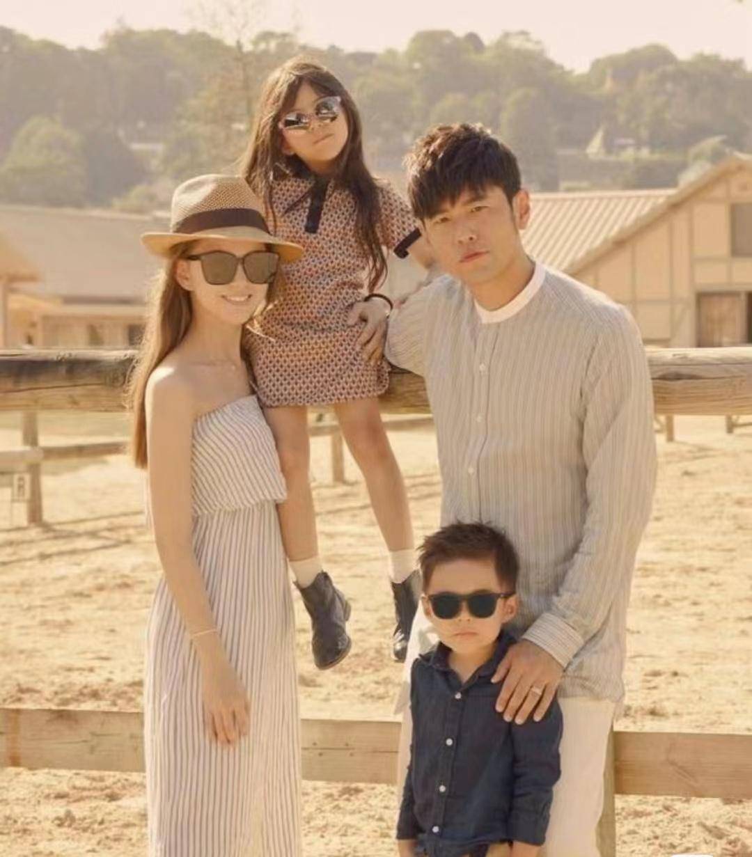 周杰伦携小15岁娇妻打网球,粗壮得像个民工,昆凌真实身材曝光