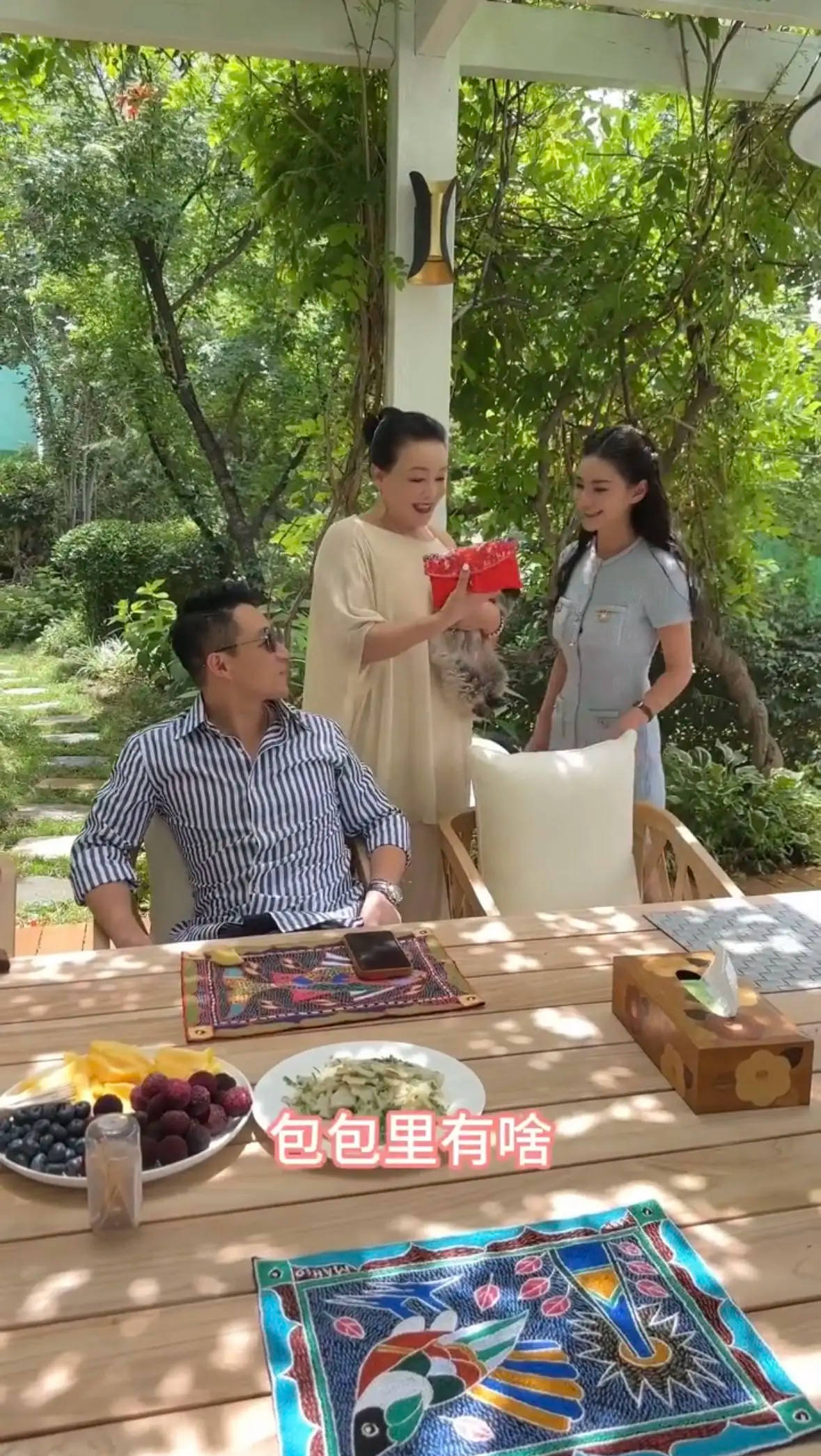 张兰Mandy牵手现身汪小菲生日 婆媳关系融洽似母女-搜狐大视野-搜狐新闻