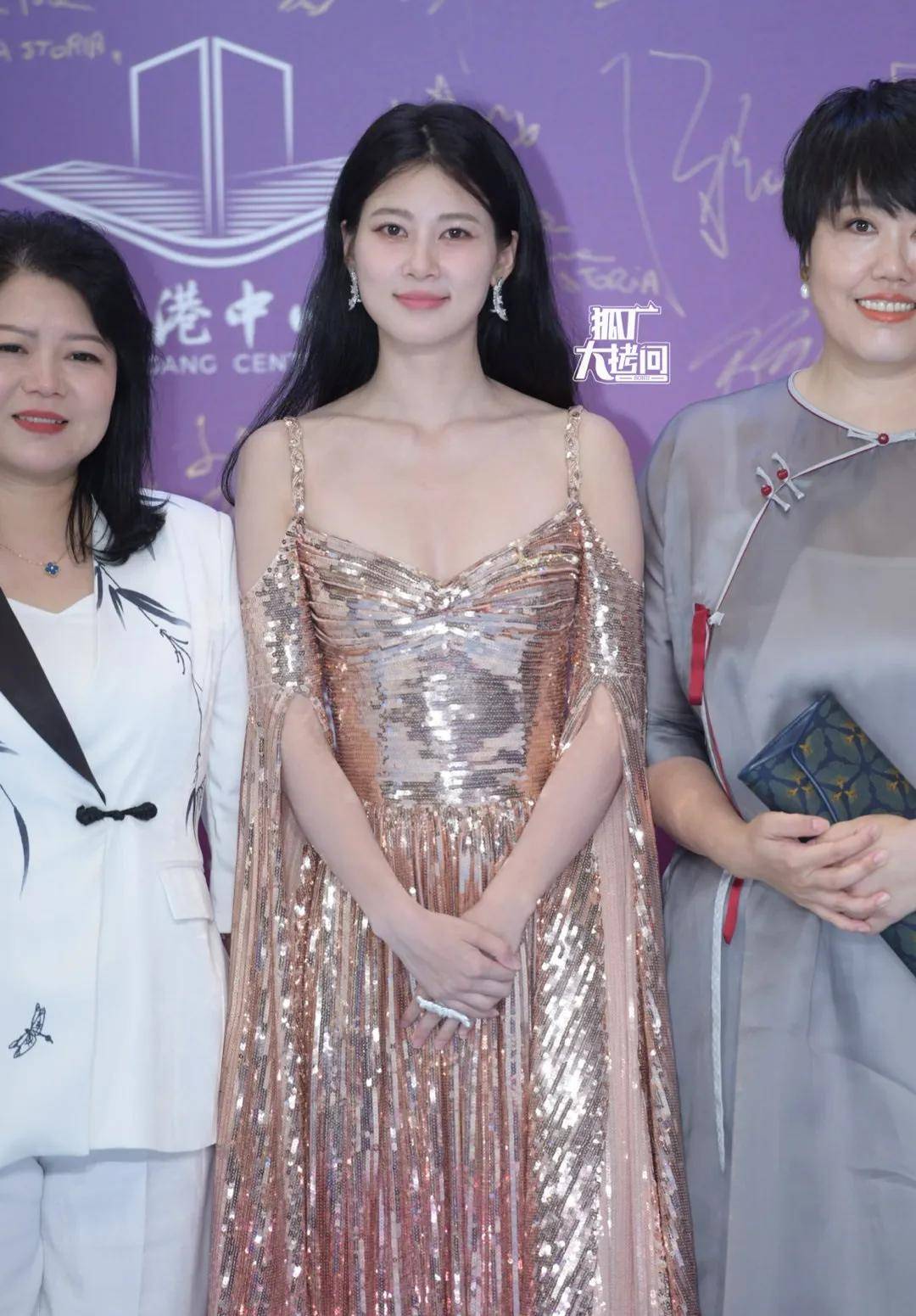 白玉兰奖红毯:刘亦菲不如万茜惊艳,王鸥土味十足,沈月像伴娘