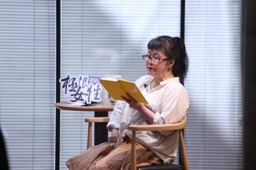 邪火10年,余秀华:我还在"臭不要脸"地活