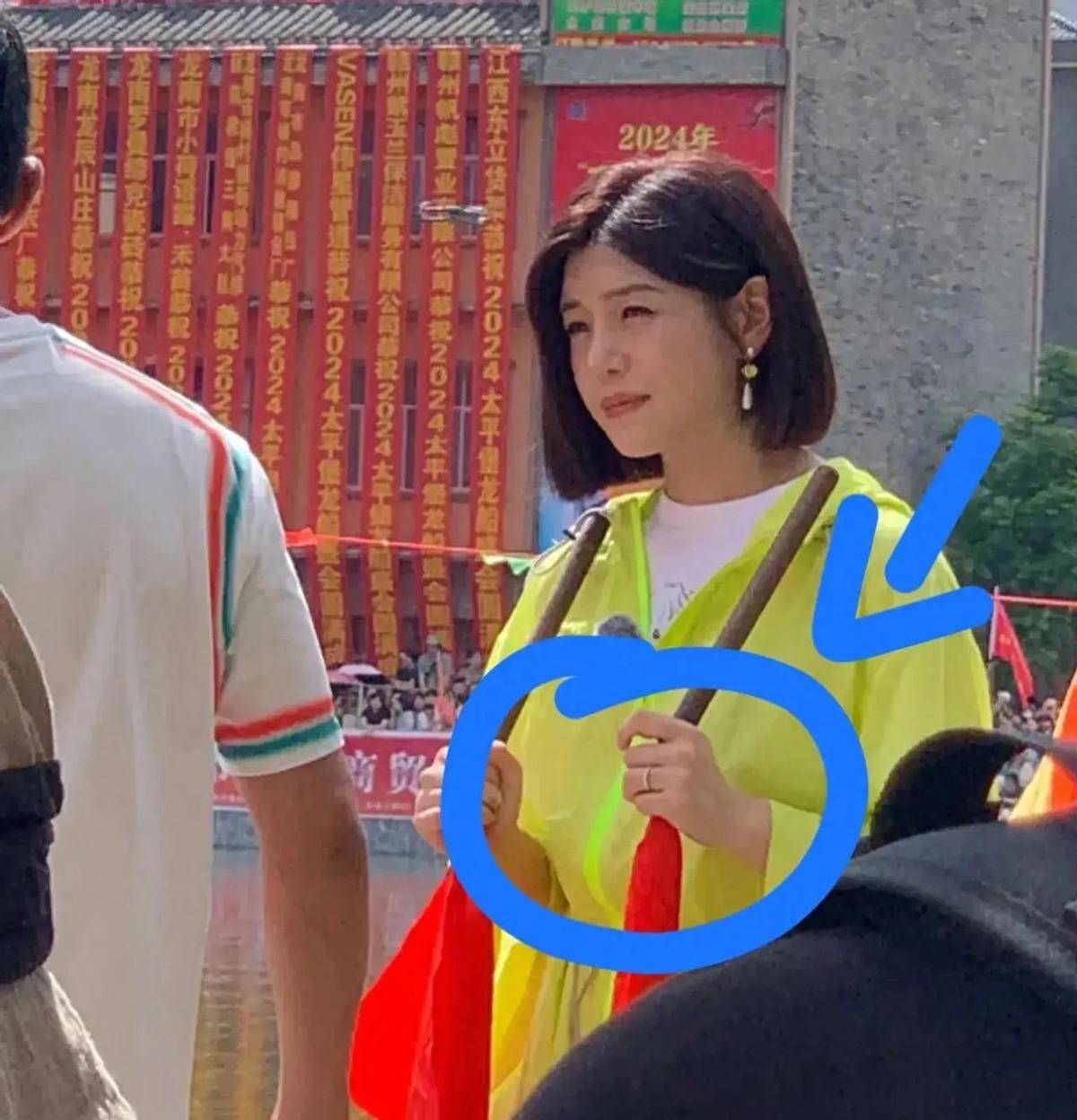 陈妍希近况变化大剪短发,戴婚戒辟谣,和撒贝宁开心录制新节目