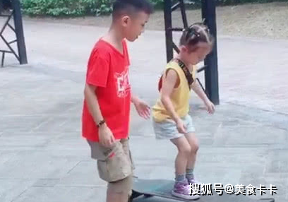 “小蔻驰哥哥”教他的妹妹玩滑板车火。网友:阿姨最多等你10年_品行_引导_宝贝。