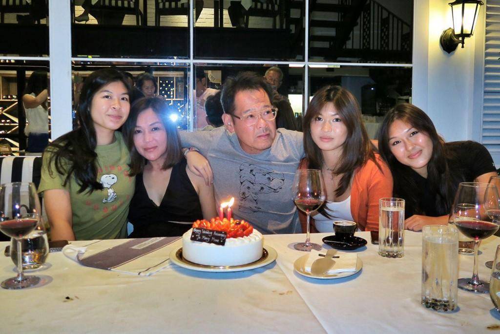 张凤妮否认是豪门少奶奶多年来被称为豪门少奶奶的张凤妮,她坦言:"不