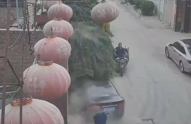 原创            荒谬！男子撞人后追砍：被撞人现状曝光，邻居透露内情，警方介入-男子开车撞人后