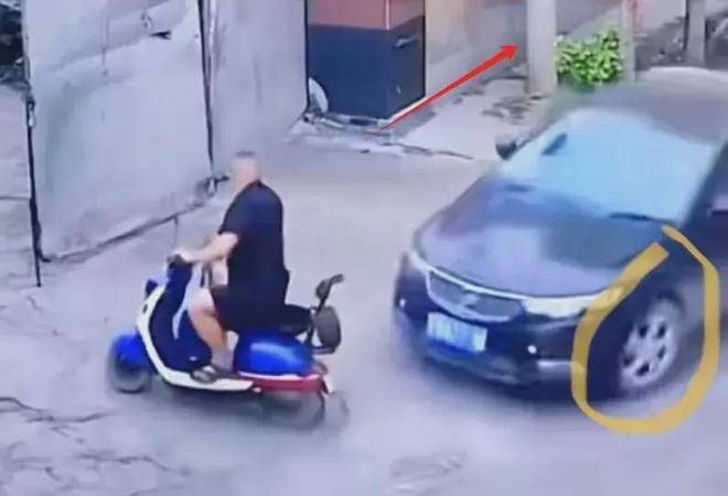 原创            荒谬！男子撞人后追砍：被撞人现状曝光，邻居透露内情，警方介入-男子开车撞人后