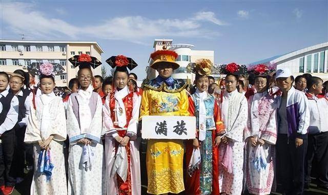 清朝灭亡不过百余年,还有成千上万的满族人,为何满语却消亡了