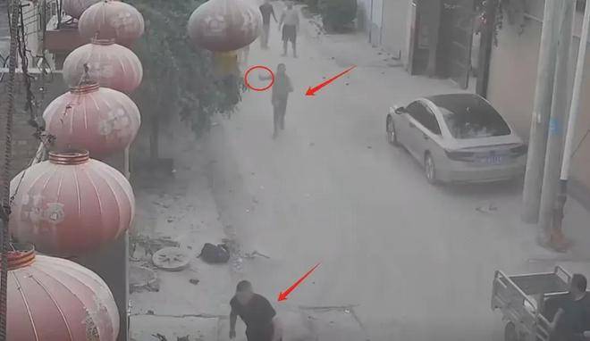 原创            荒谬！男子撞人后追砍：被撞人现状曝光，邻居透露内情，警方介入-男子开车撞人后