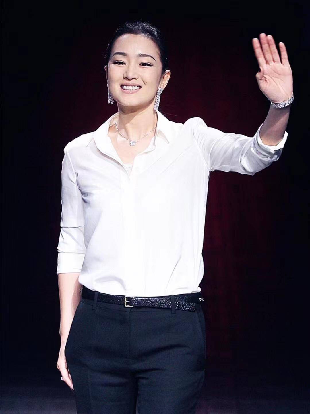 有一种高级感:叫"巩俐"穿灯笼裤,配白色上衣高级优雅又洋气