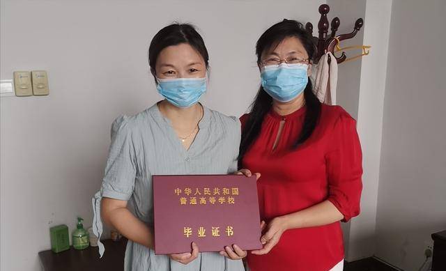 如今的她已经毕业,成功拿到了小学语文教师资格证书,继续追逐着自己的
