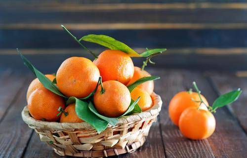 橘子跟平时所见到的苹果梨相对比营养价值更高一些,而且橘子当中的