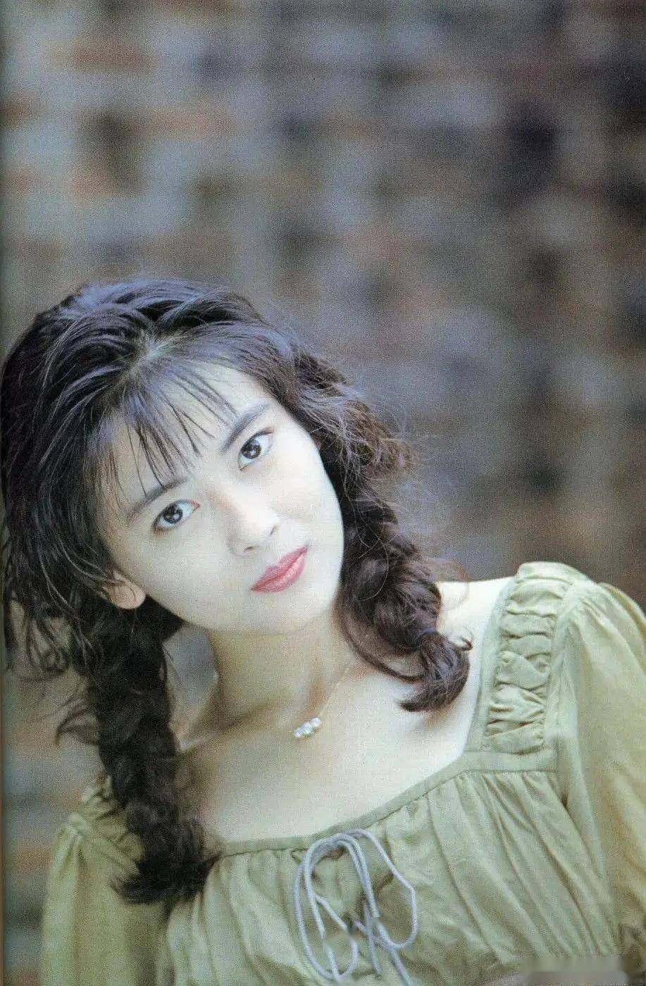 女神级写真曝光,中山美穗的迷人魅力让人难以抗拒,这谁顶得住!