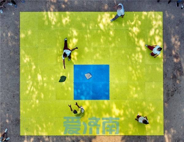 一"跤"高下!济南英雄山下再现摔跤名场面