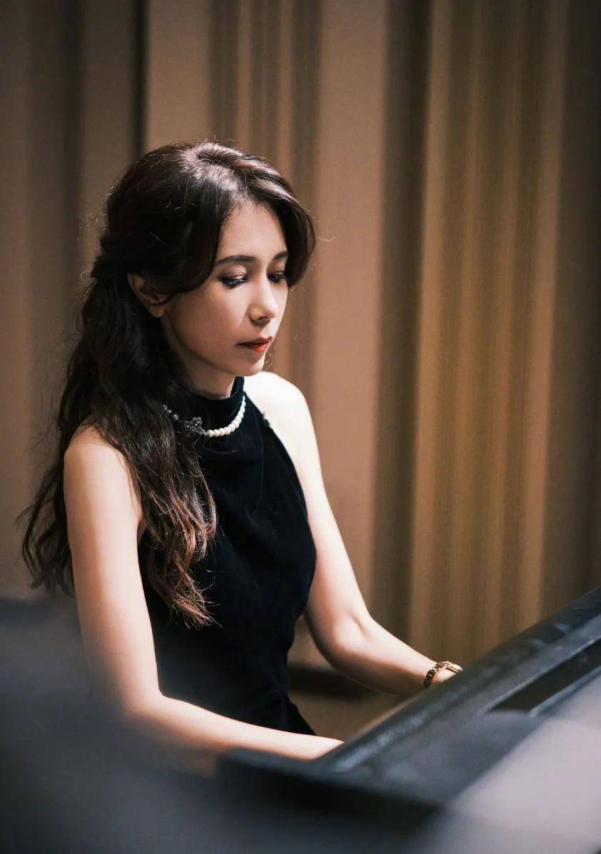 爱过周星驰,和舒淇老公虐恋9年,41岁嫁初恋,她是娱乐圈真顶流