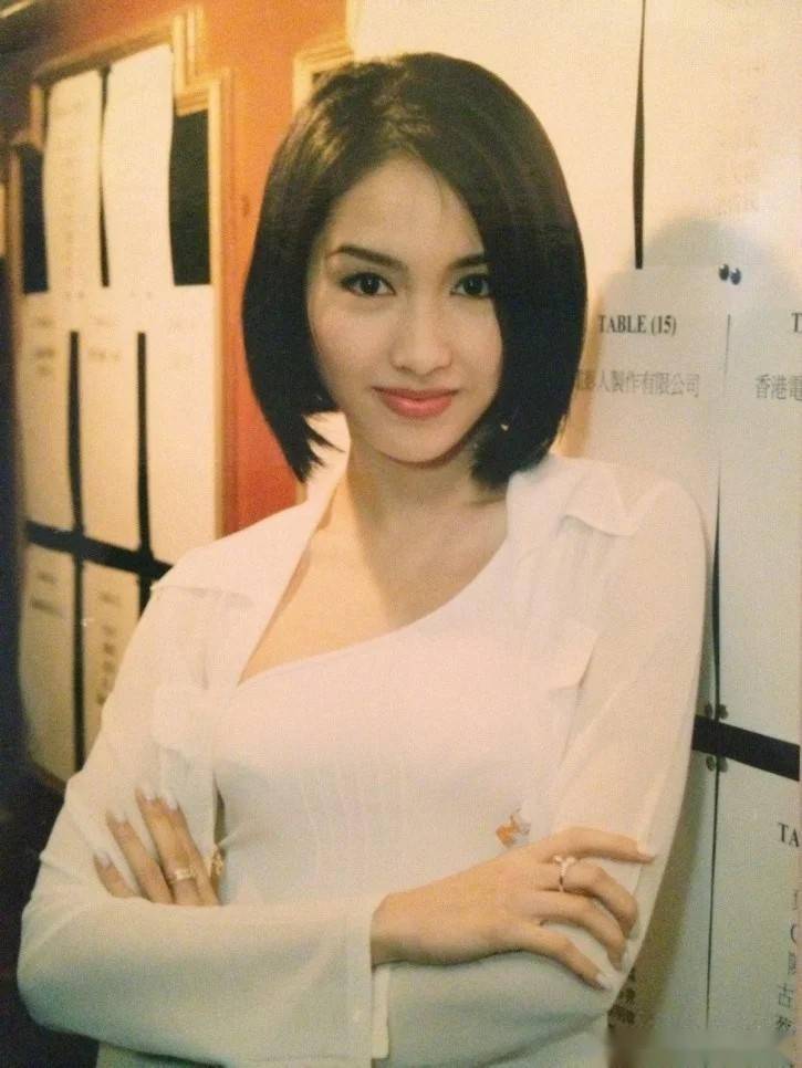 近日,一位年过40的女神级人物在某活动现场惊艳亮相,她就是黎姿.