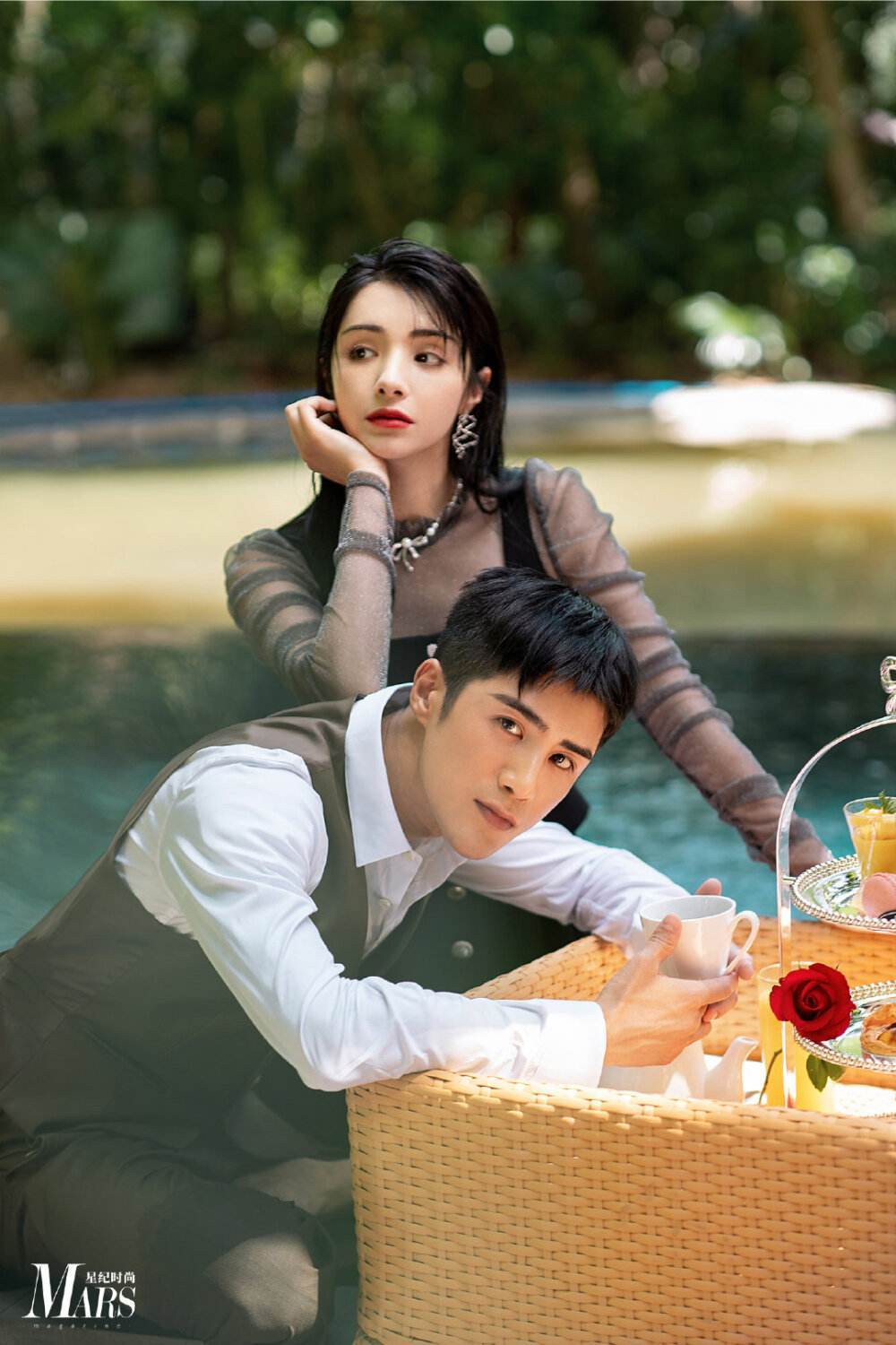 姜潮一家度假,二胎女儿和麦迪娜一样漂亮,丹尼尔牵着妹妹好有爱