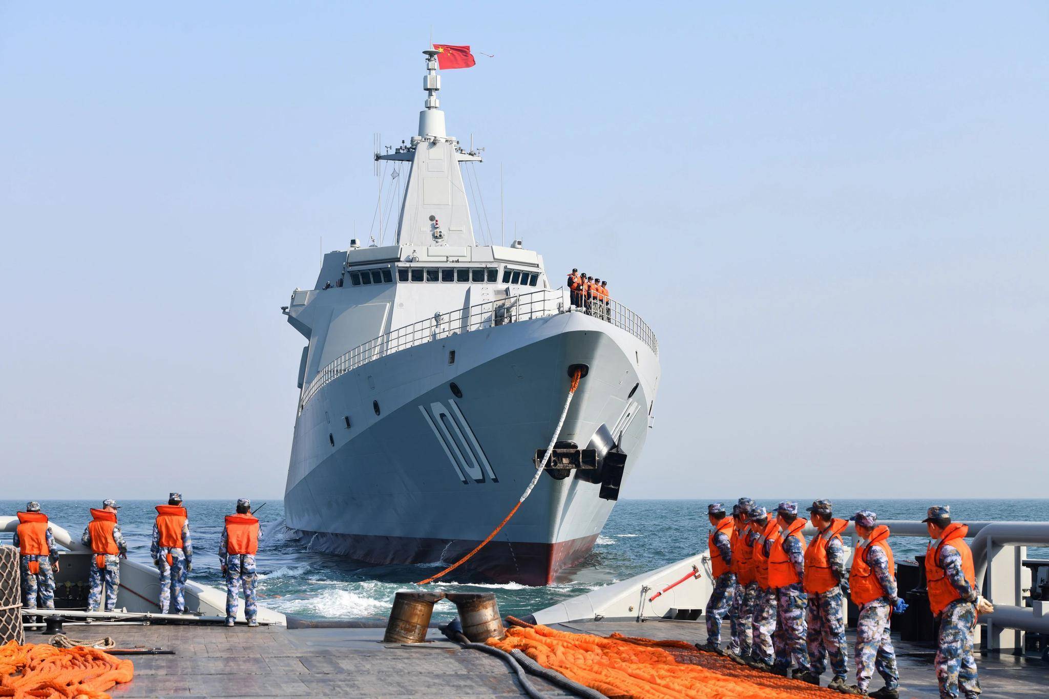 中国第10艘055大驱下水,更新一代的大驱在路上,备战要抢时间