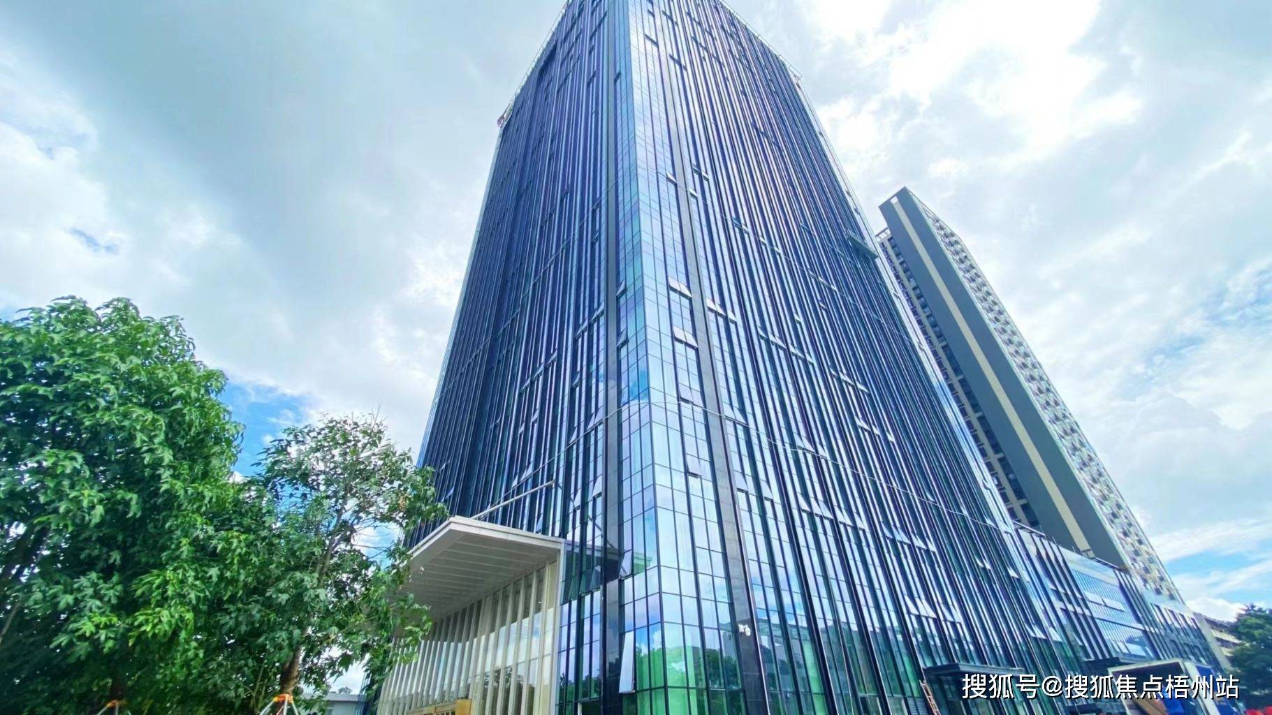 深圳共享大厦 租2-20人独立办公室 精装修 带家具 交通便利 可注册