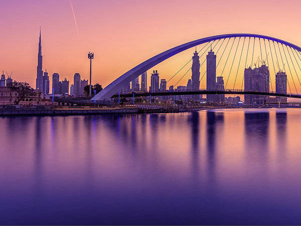   乘坐阿联酋航空空在这个夏天开始一次难忘的假期旅行，享受迪拜五星级酒店的免费住宿。