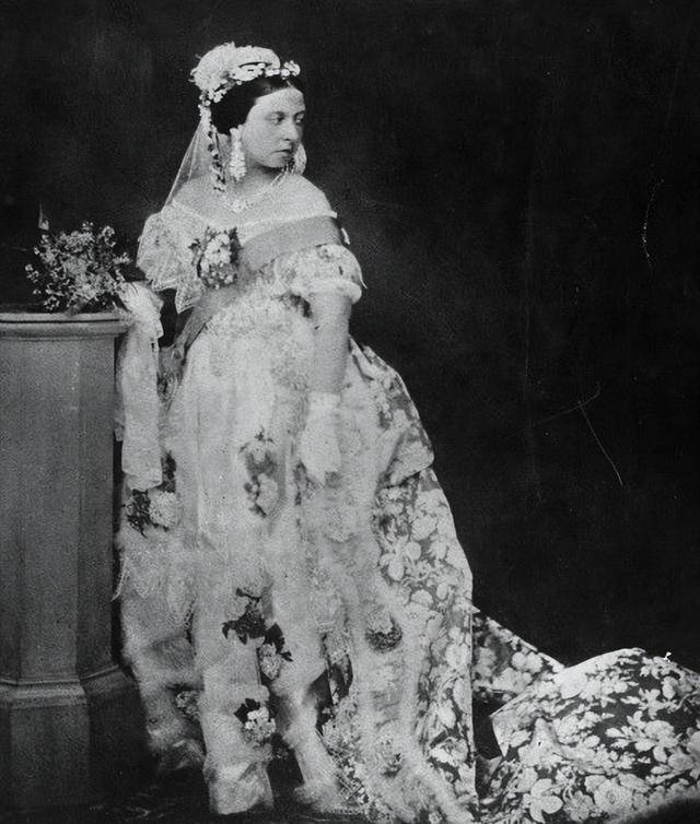 1901年维多利亚女王葬礼:炮车运棺,皇家海军牵引,棺材里有秘密