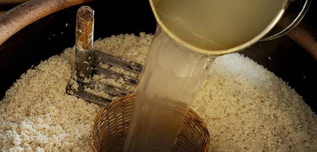 所谓的酿造酒就是将米饭蒸熟,放凉后,加入酒曲,让它发酵