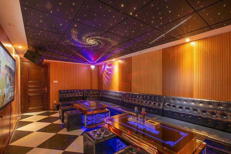  p>当夜幕降临,华灯初上,城市的ktv成了年轻人释放激情,享受生活的