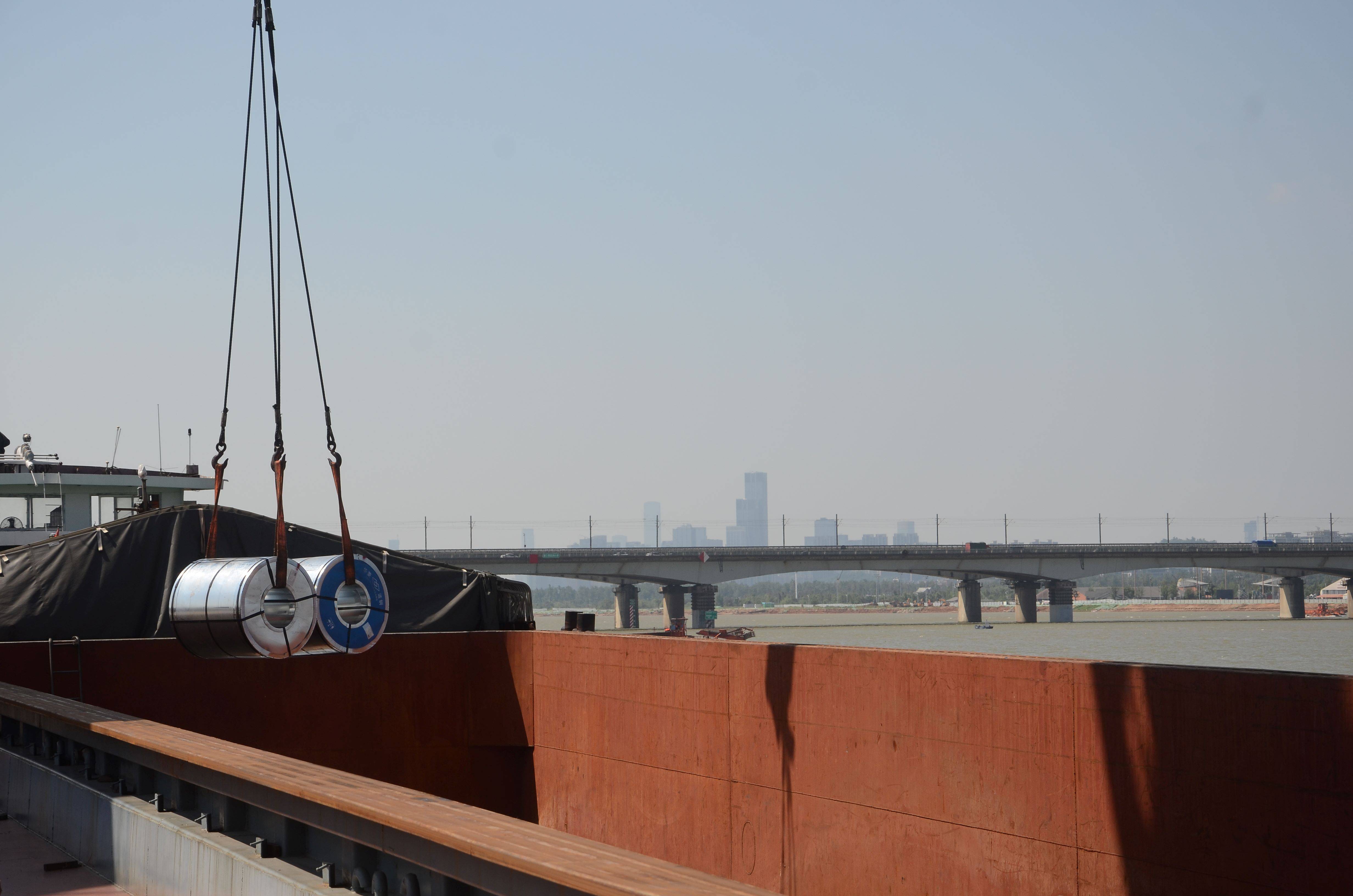 长沙新港抓紧恢复港口装卸生产