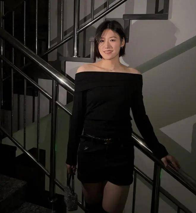 这谁顶得住!叶诗文:清华课堂上的美丽写真,女神风采依旧