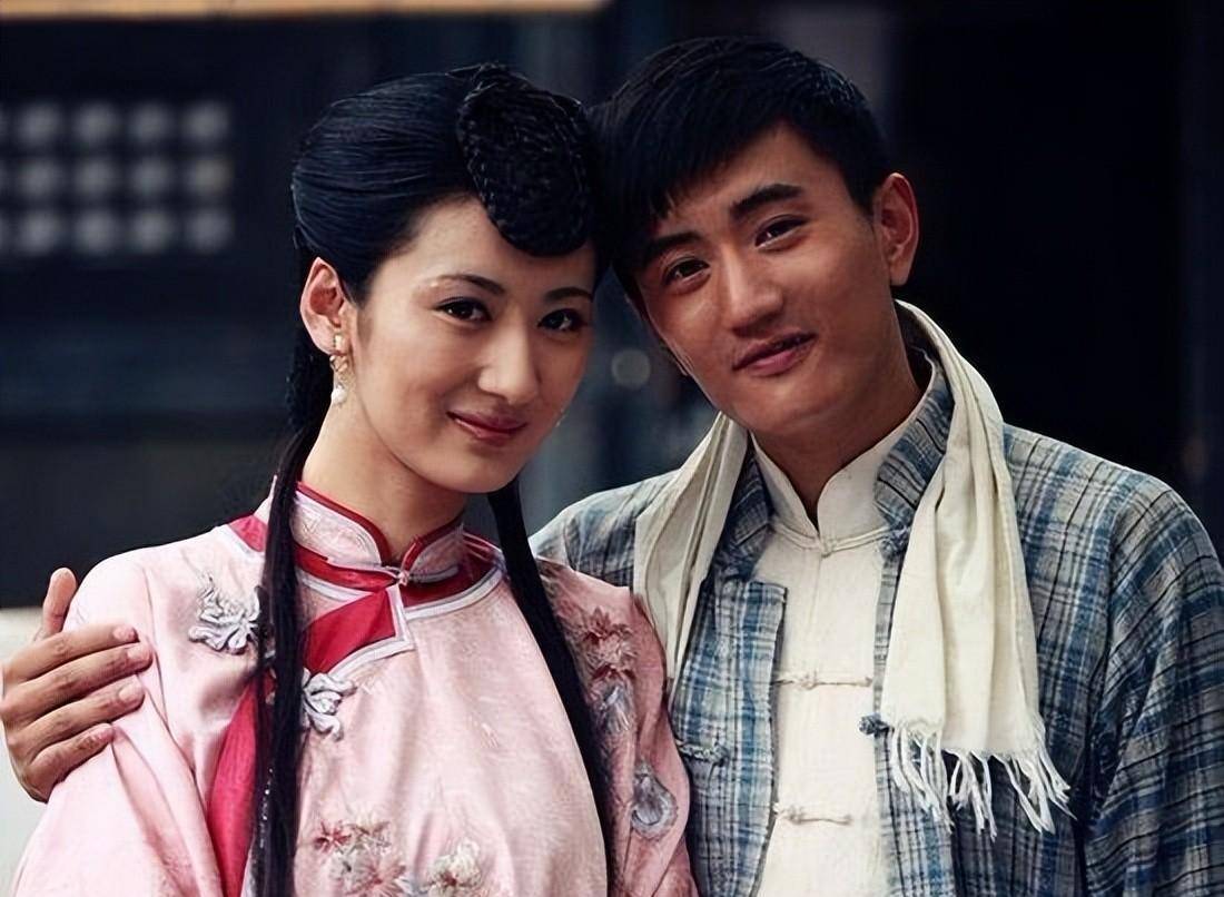 叶静的演艺生涯与转型这组照片看着挺亲密有些网友注意到女主角不只是