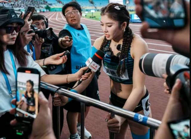 挑拨吴艳妮和林雨薇关系?46岁记者冬日娜再次引发争议