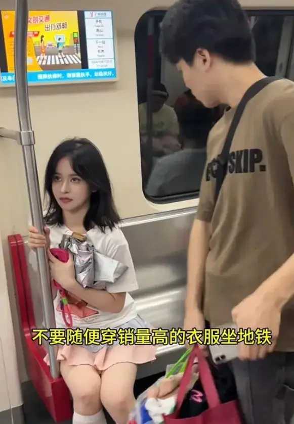 好尴尬!广东女子穿"热销t恤"坐地铁撞衫,路人以为他们是情侣