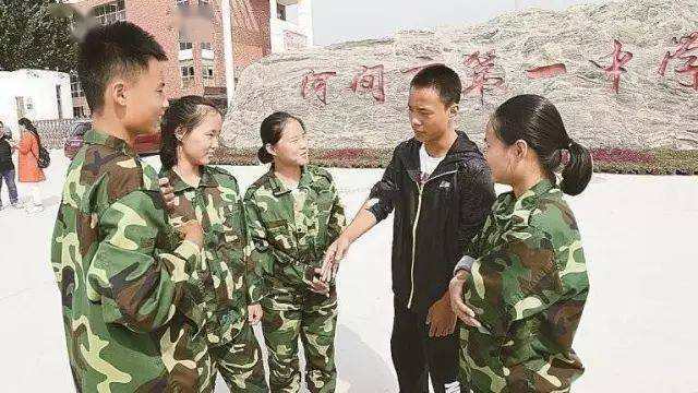 孩子们上高中第一次分开后见面其他四个孩子被河间一中录取,老大缴