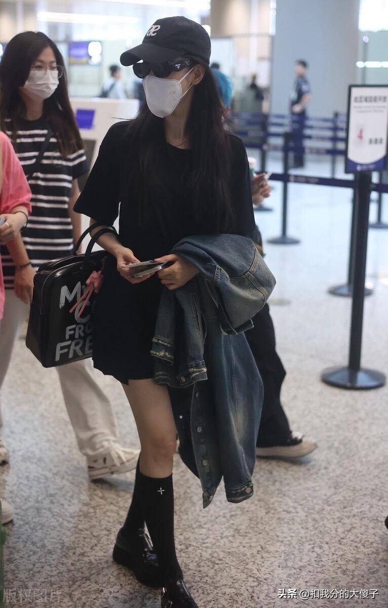 张天爱上海机场黑超遮面,被粉丝怼脸拍仍保持微笑