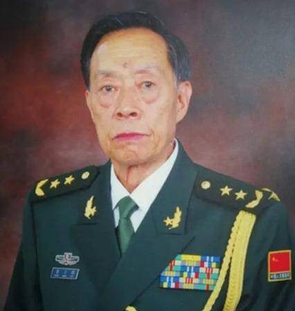 刚入伍的董万瑞还是一个普通的小士兵,他在部队里面非常的用功,从一个