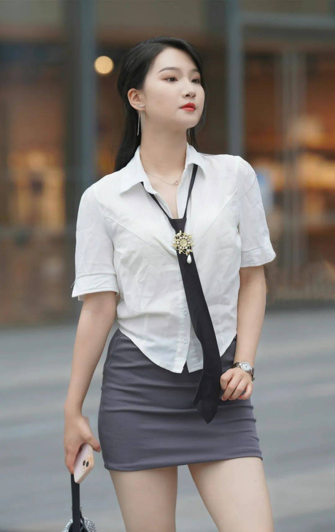 知性干练的穿搭,衬衣配灰裙,优雅明媚值得称赞
