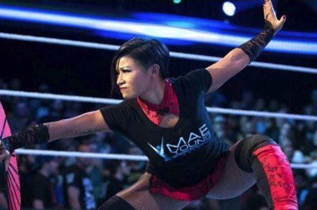 在比赛中,李霞对战前wwe女子摔角冠军raquelgonzalez,并对其冠军宝座
