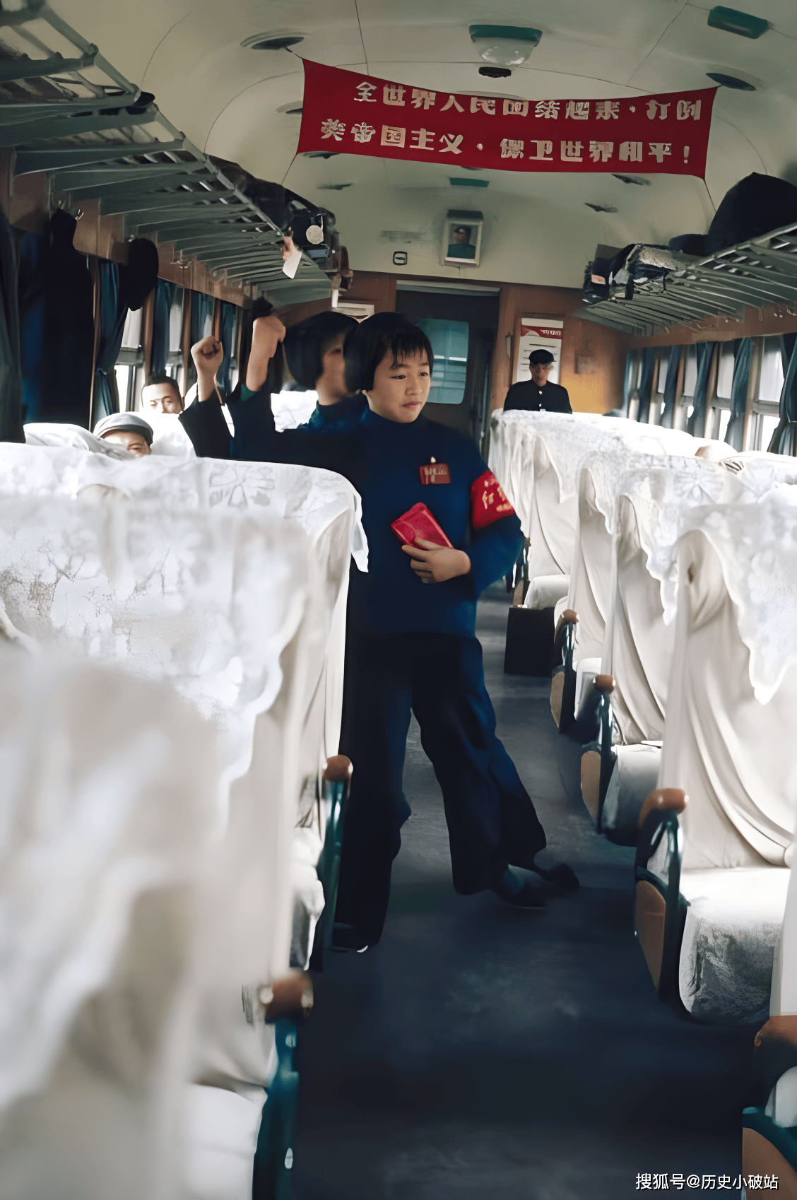 60年代彩色老照片:工人公园举办革命歌舞表演;涉外列车员跳舞