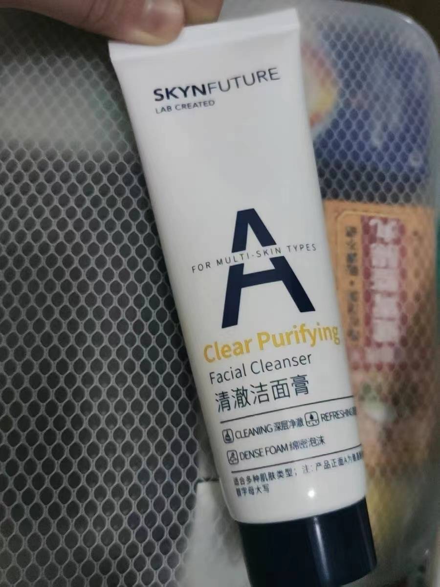 挤一点就可以打出好多泡泡,泡沫很厚实,很绵密,去油效果特别明显,上脸