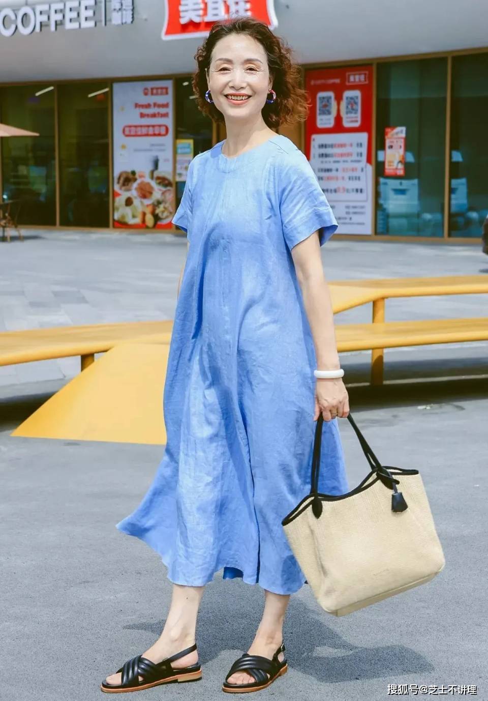 50,60岁的女人,还是穿"连衣裙"最显贵,选对款式优雅气质