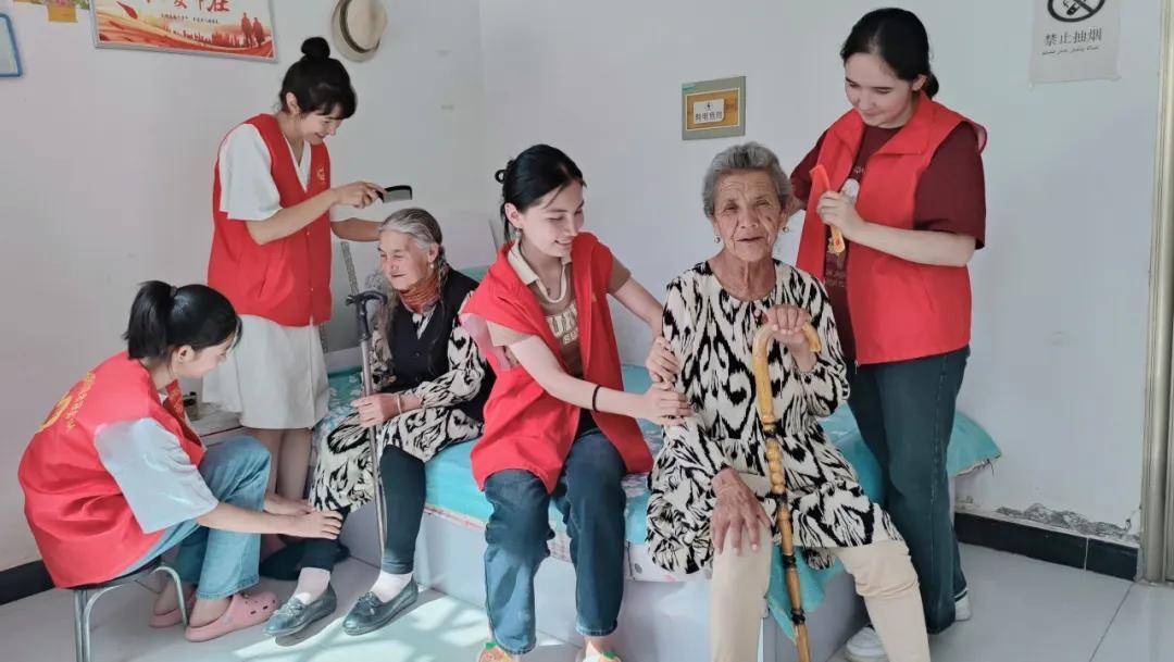 返乡学生到老人家中进行志愿服务志愿者们用爱心和热情向老人们传递了