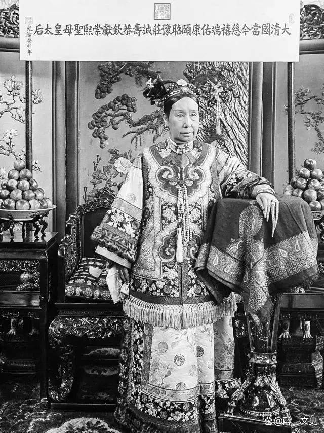 1908年冬天,清朝的光绪帝爱新觉罗·载湉身患重病,已经奄奄一息