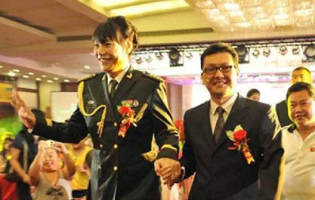 女篮传奇选手郑海霞,43岁嫁给爱情,如今婚姻疑似生变