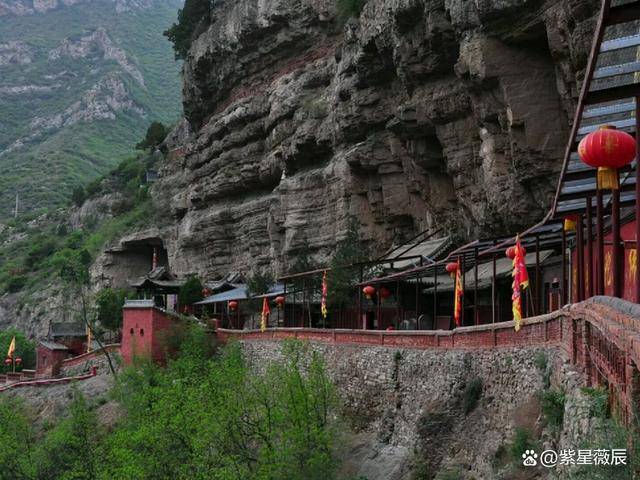 山西一处悬崖上,找到一座1300年寺院,里面和尚竟是北京大学博士