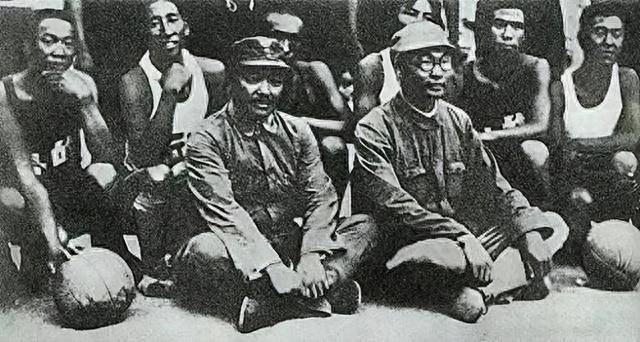 贺龙将军组建的足球队有多强?14场国际赛从无败绩,成为亚洲第一