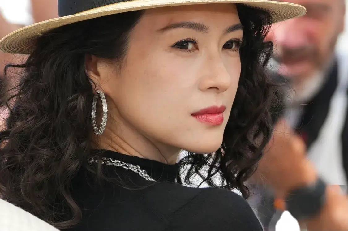 章子怡在戛纳电影节期间的照片在网络上疯传,满脸雀斑但很好看