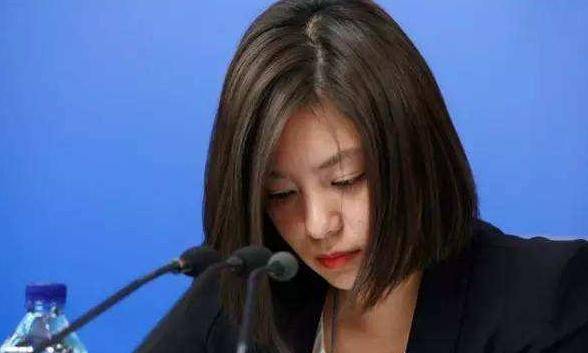 她是总理亲信翻译,中国最美外交官,向世界展示了中国女性美