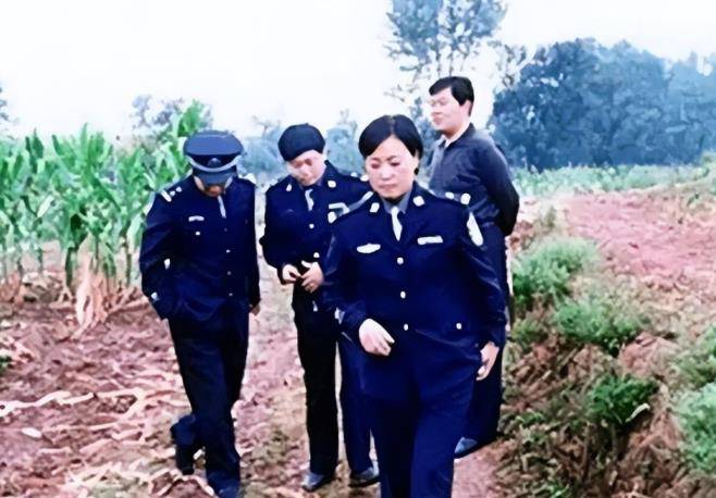 2001年,黑社会老大闯入公安局挑衅,局长任长霞拍桌子:直接拿下