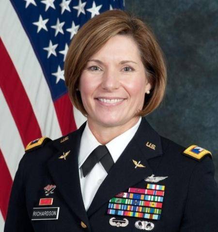 劳拉·理查德森_女性_指挥官
